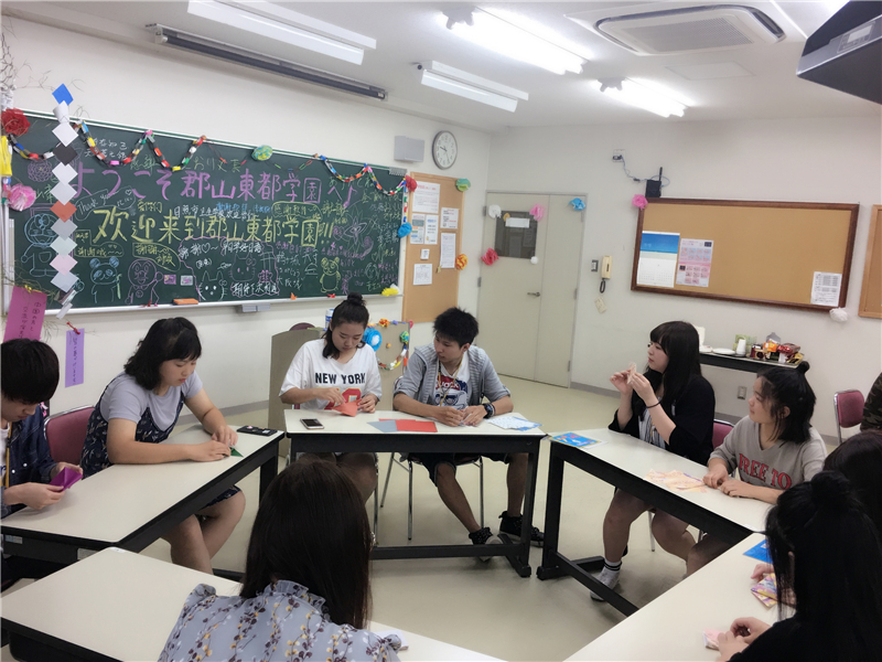 两校学生互相学习折纸.jpg